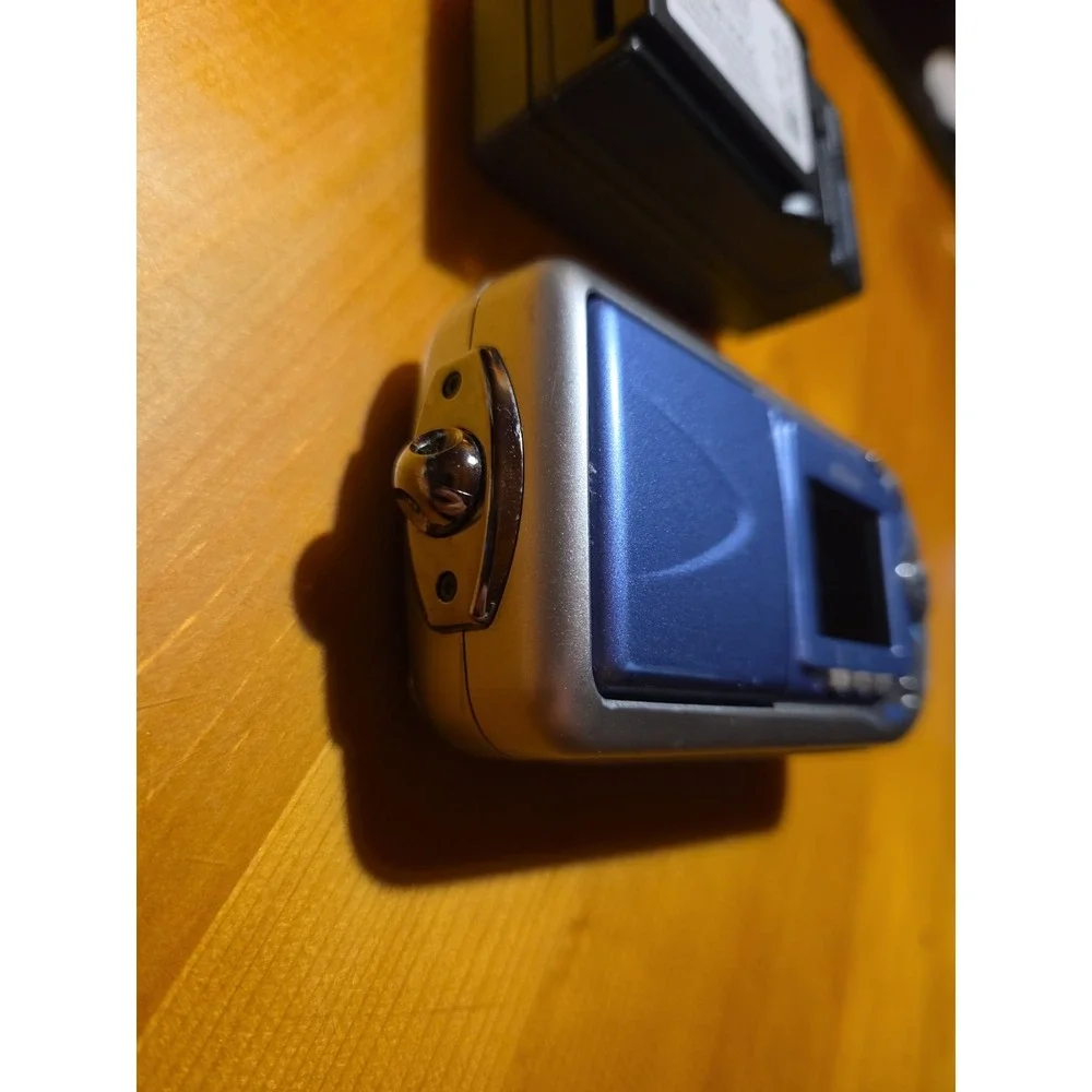Nikon COOLPIX 2500 Silver Blue 2MP Compact Digital Camera Swivel 3x Nikkor Japan